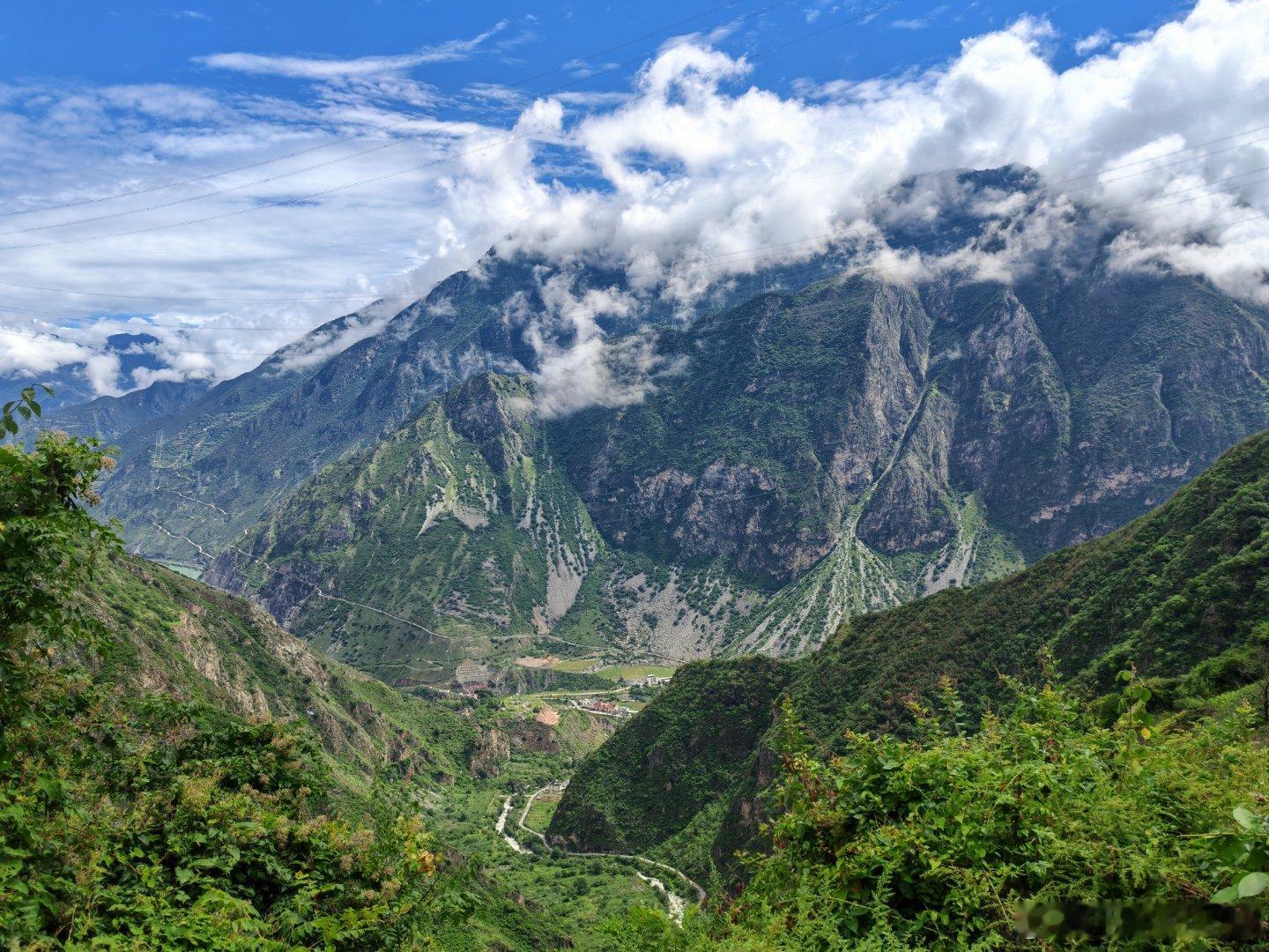 放几张山里的风景照。因为云层很低，山坡上都是云的阴影。（毛哥） 