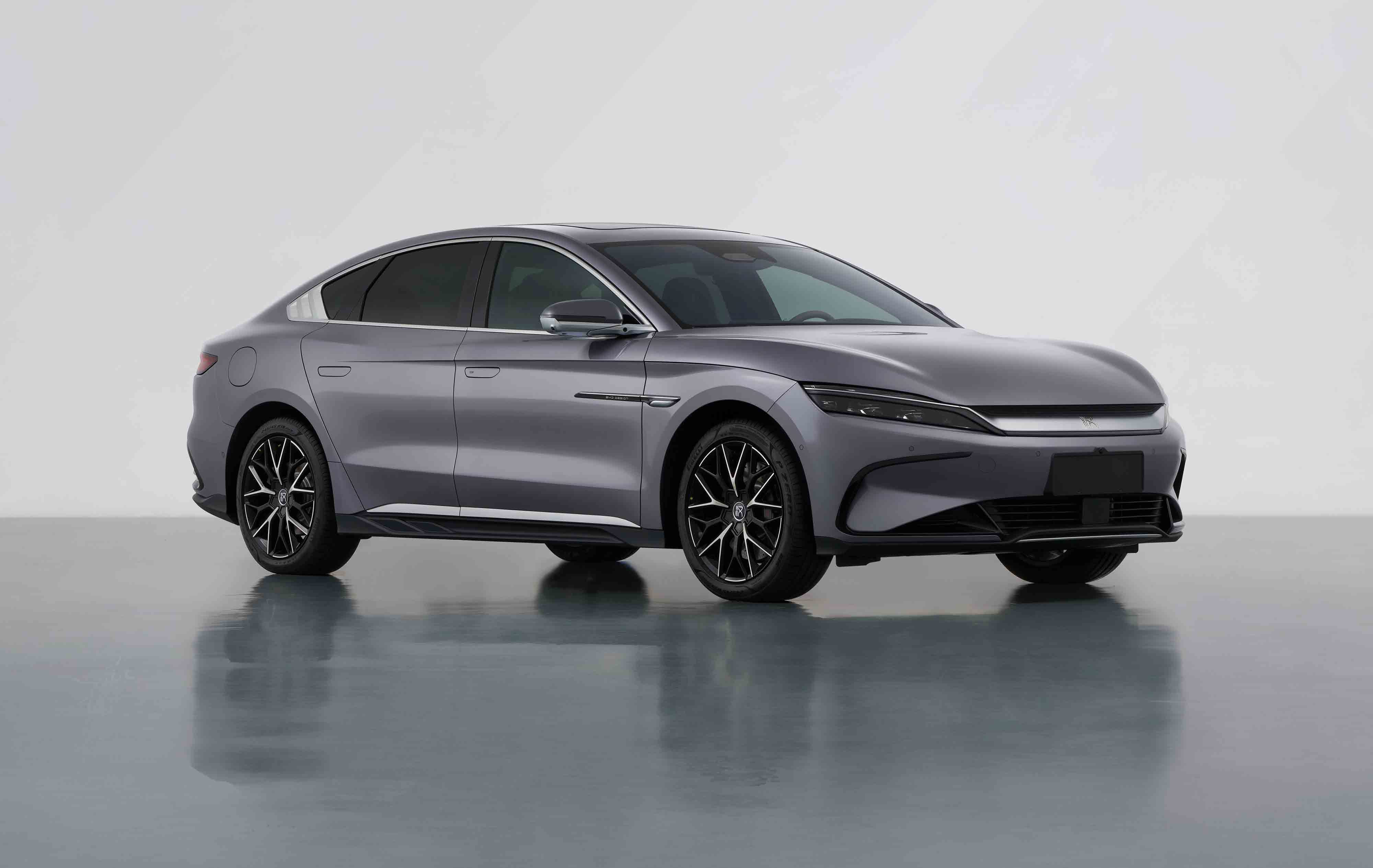 比亚迪汉应该是年代款升级颜色了。配置上，没有什么明显的变化。 