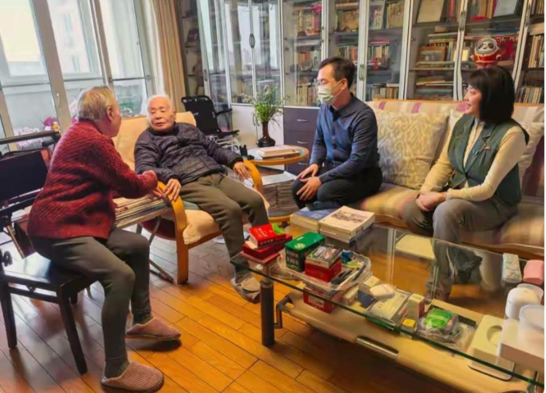 向何祚庥先生提问，何老幽默回答。
今年过春节期间，中科院也派人去看望何老 ，如图