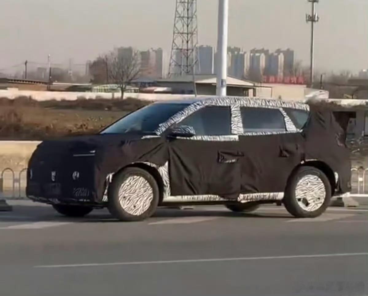 小米计划在2026年推出一款大型增程SUV，代号为‘昆仑’。这款SUV正在进行冬