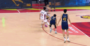 萨姆纳打成搅屎棍，犯规造犯规都多，就和对方外援对着干

萨姆那上半场拿15分，造