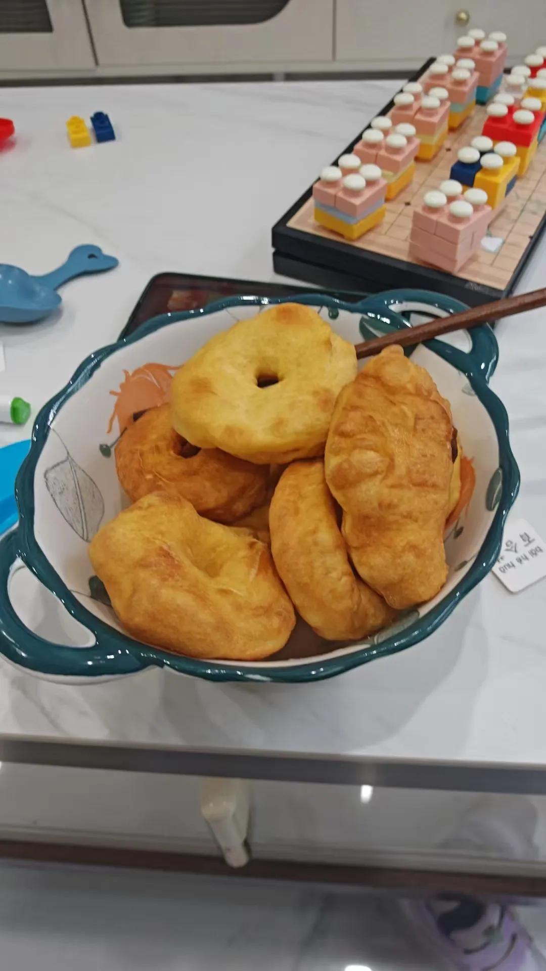 昨晚娃说要吃甜甜圈，老公今早又是买面又是买糖又是买牛奶的，这不，忙活了一大早，甜