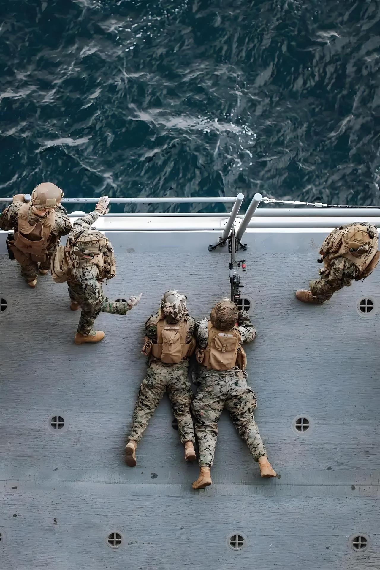 的黎波里号六天前从佐世保启程前往霍尔木兹，这艘船上面有约两千名可用于登陆作战的士