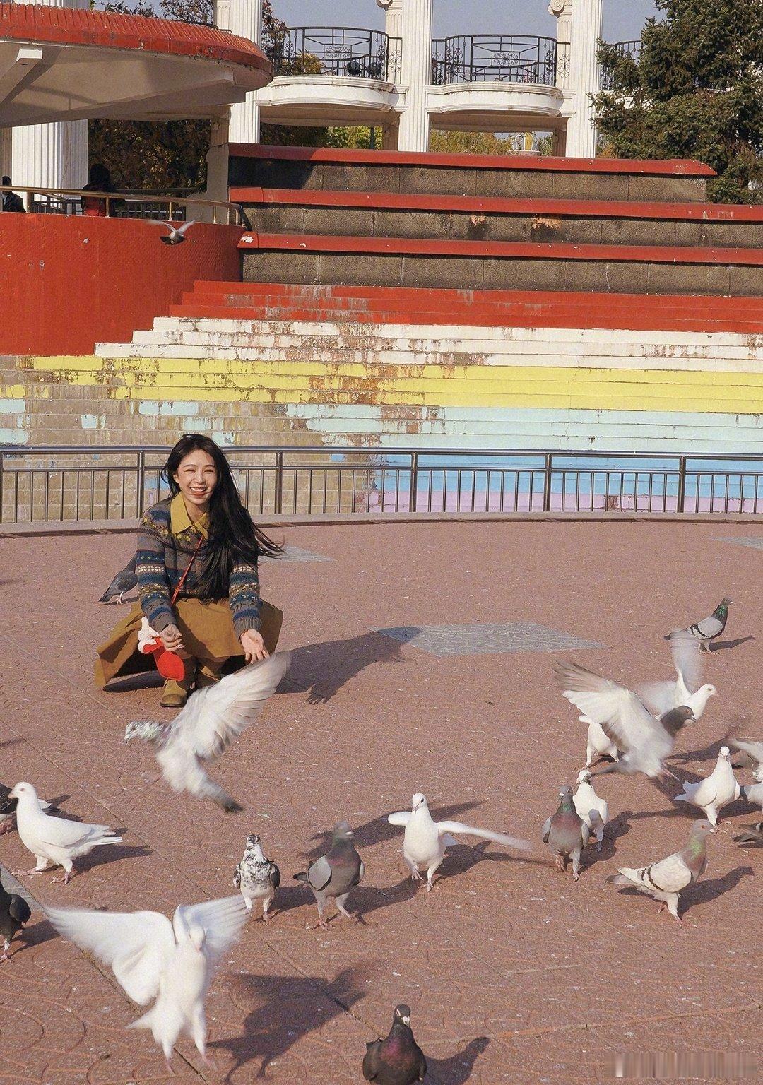 李菲儿 超脱内娱的活人感懂李菲儿为啥有超脱内娱的活人感了！花海红裙浪漫舒展，草地