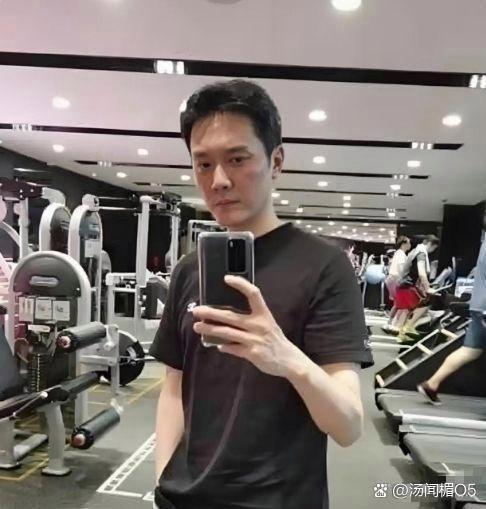 冯家二老嫌赵丽颖学历普通，配不上书香门第。
她出去工作，被说成是“抛头露面”。