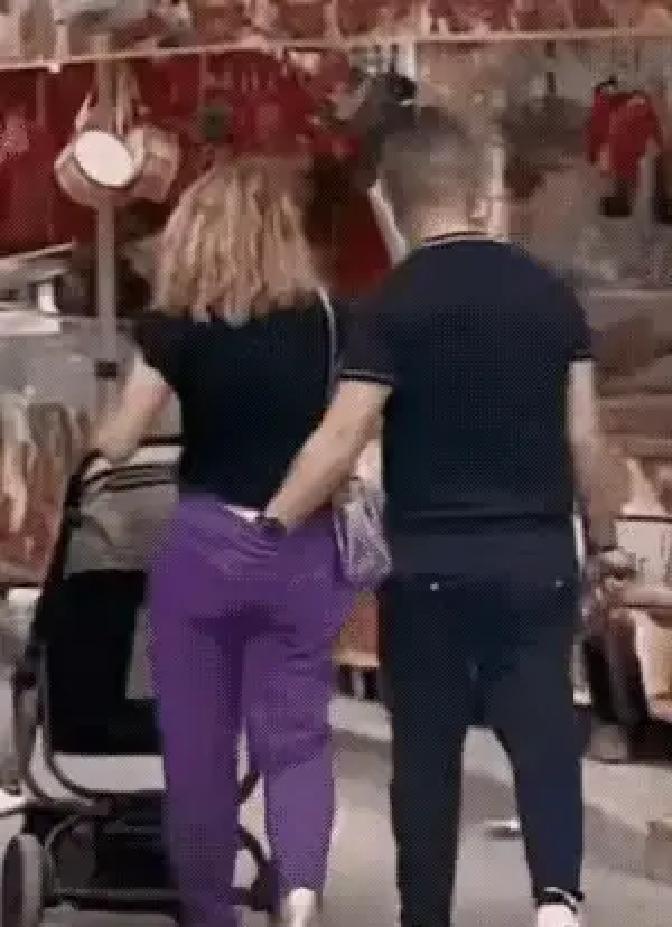 黄晓明在上海商场被拍到轻拍女友屁股，动作自然得像在自家客厅。
视频一出，评论区直