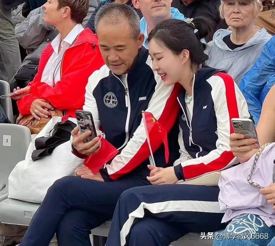 王石和田朴珺还是挺浪漫的，穿一样的休闲服，手挽着手，边看手机里面的内容边笑，田朴