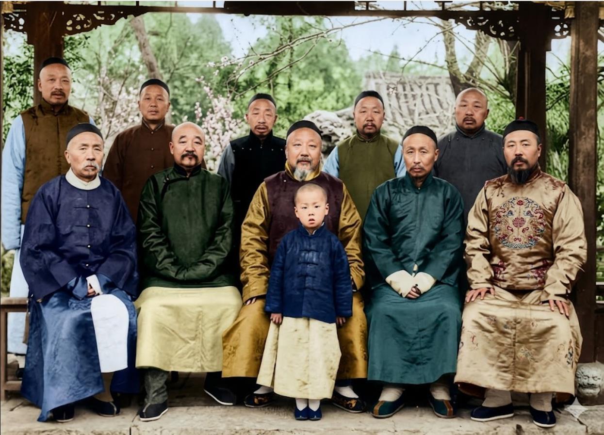 1911年（宣统三年），清末满族权贵圈，荣庆与同僚友人雅集聚会的瞬间
前排坐着的