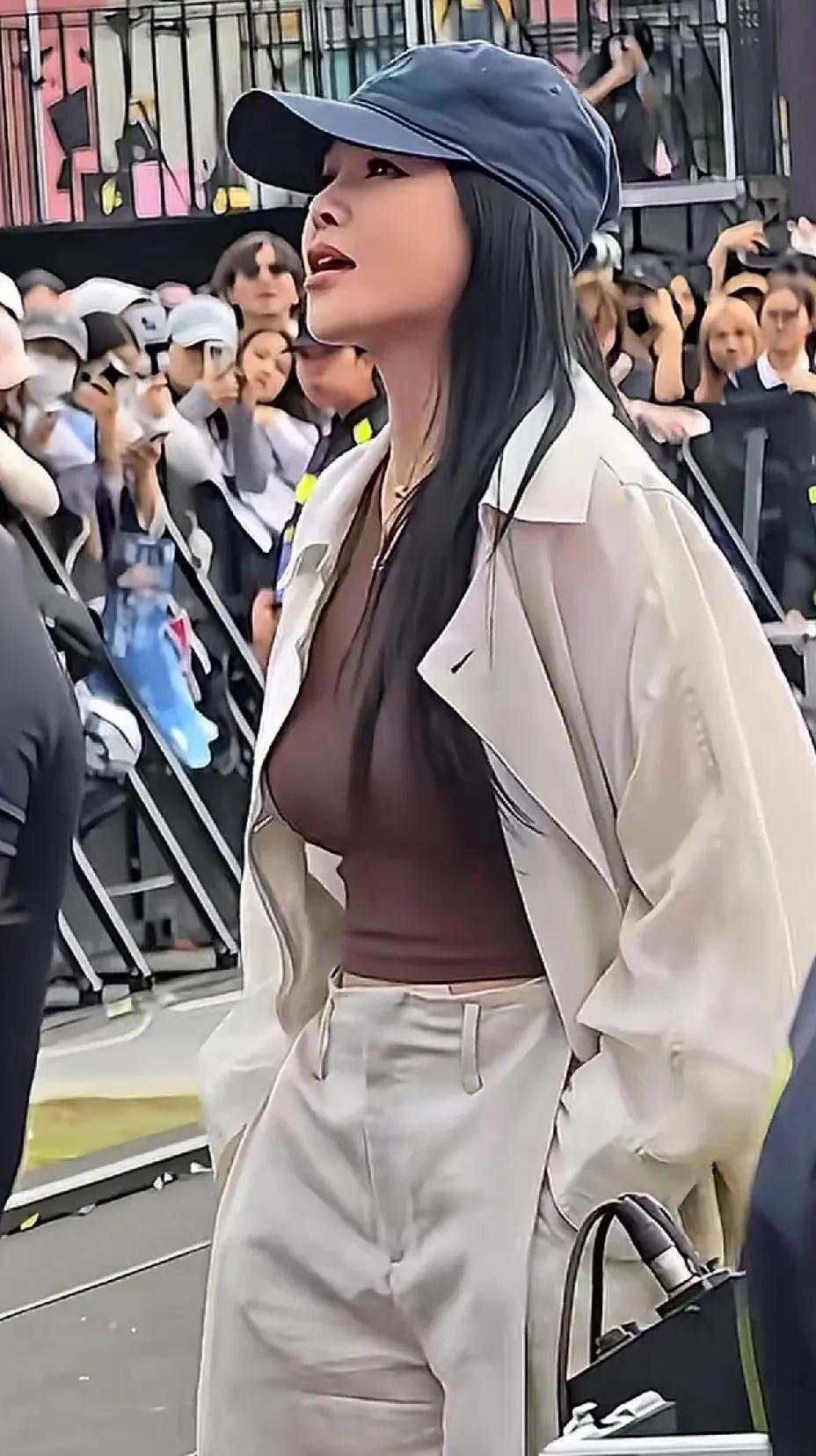 伊能静穿上休闲装，又美又飒，还显得非常年轻。
穿上裙子，美丽又温柔，很有女人味。