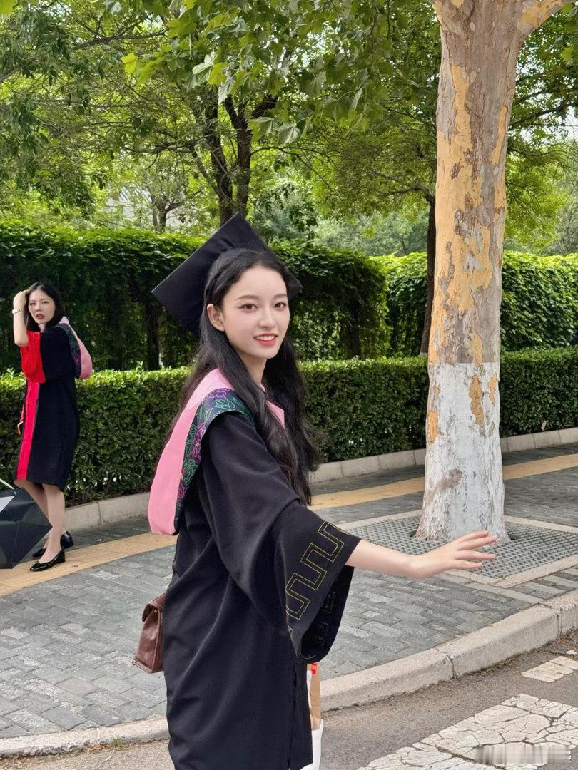 杨舒伊中戏没毕业前就演莫离女二杨舒伊中戏毕业前第一部戏是莫离还没走出中戏校园，杨