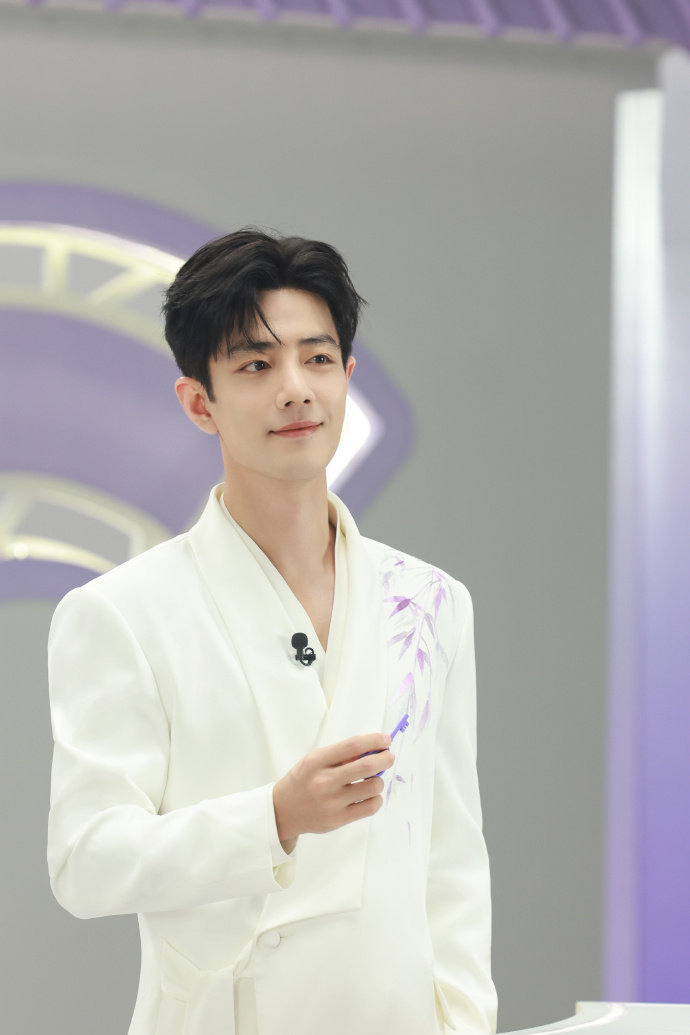 肖战东方国风造型肖战紫色竹叶白西装 肖战东方国风造型，肖战紫色竹叶白西装，谁懂一