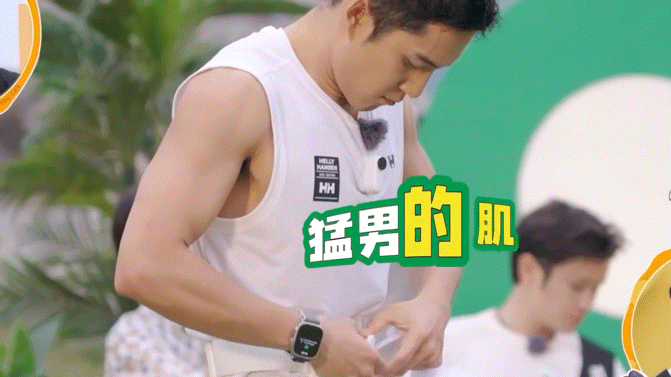 #韩东君的绅士手#哈哈，看周也妹妹追着韩东君满场跑，东哥那一只手，既是盾牌又是护