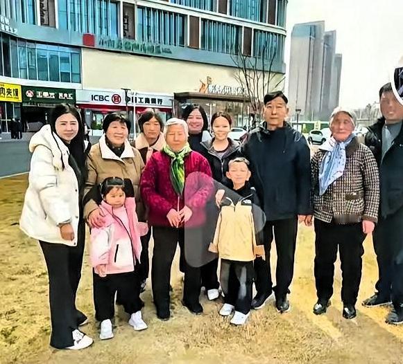 他大娘这段时间的状态实在太反常了。整整二十多天没有更新任何动态，也没有露面，就连