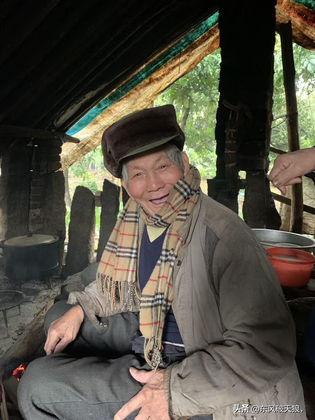 98岁还能骑125摩托车的老人
大侄儿在东莞工作，他的妻子姓叶，家乡是广东省钦州
