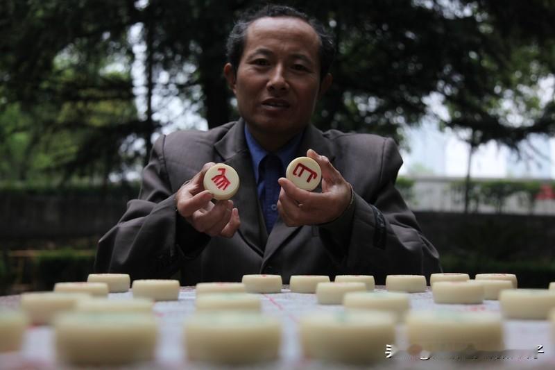 象棋 象棋真是个超有趣的游戏。我小时候就爱和爷爷下象棋，那楚河汉界一摆，仿佛就开