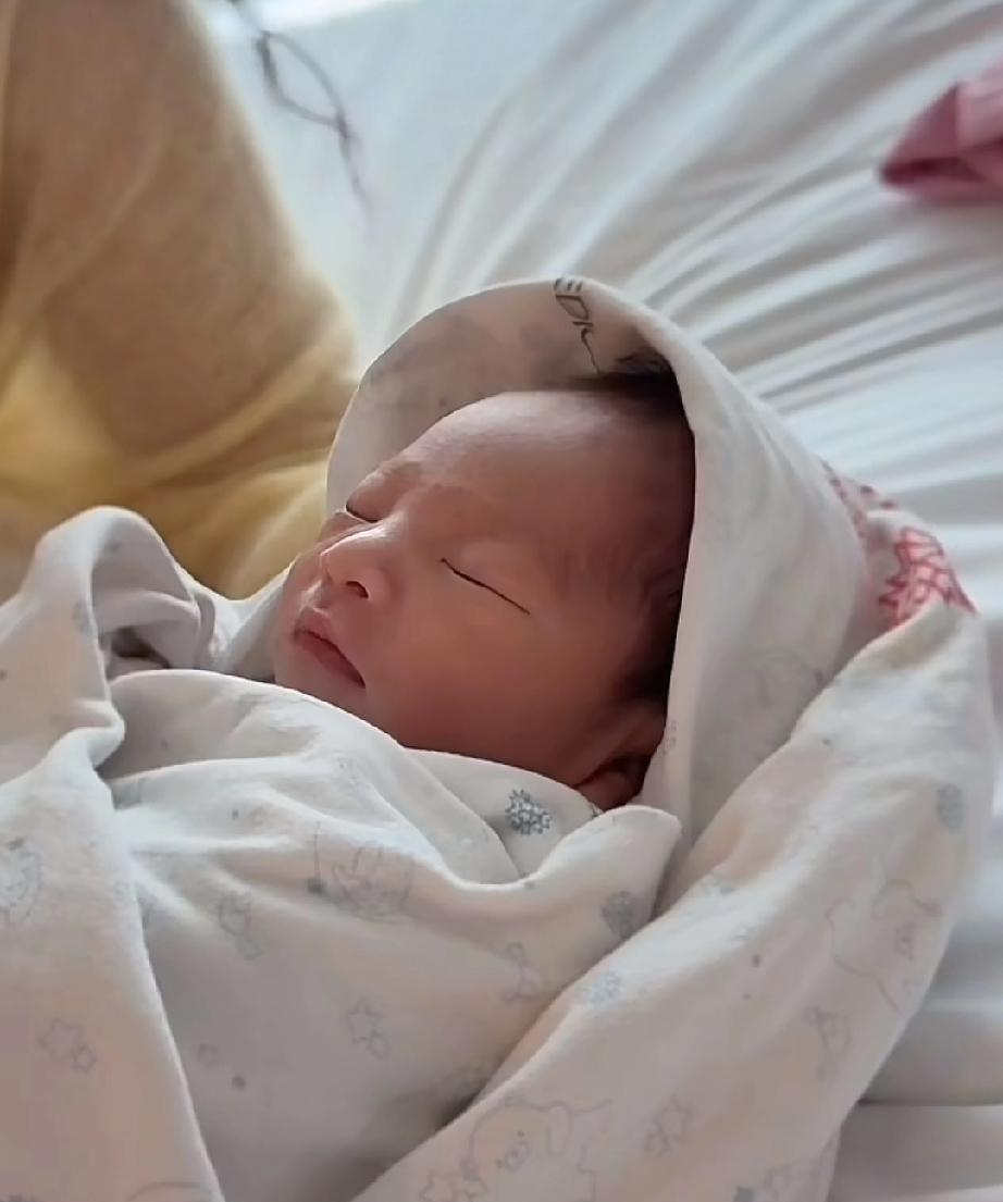 你没看错，汪小菲这次婚结得比直播下单还快。
婚后三个月，新太太马筱梅直播时一捂嘴