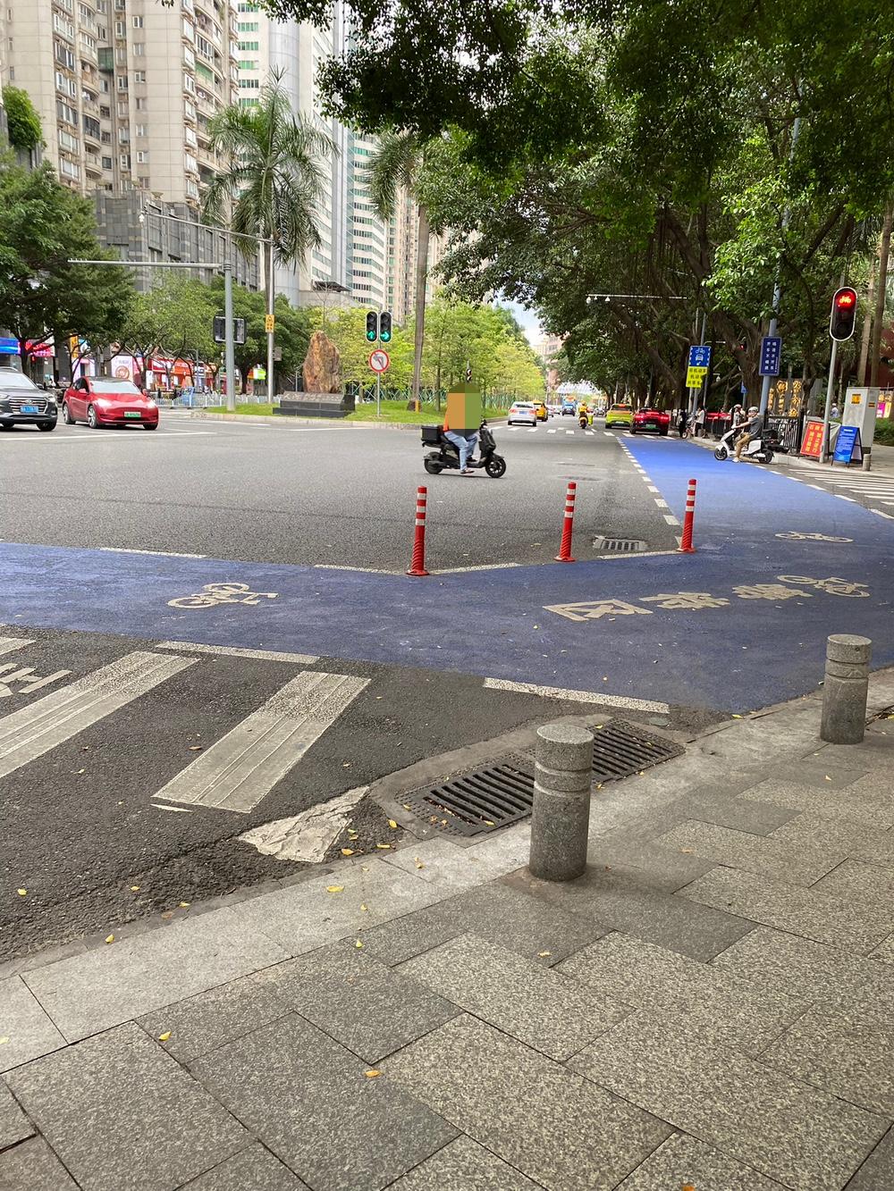 今天在街上看到有间包子店新开张，门口一排阿婆阿姨们在排队购买。这种架势远远就看到