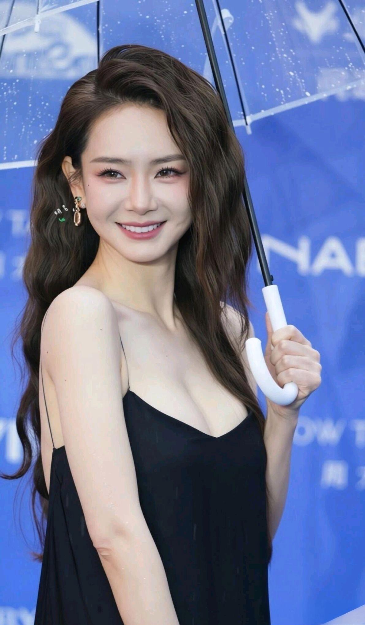 墨裙翩跹，笑语晏晏。