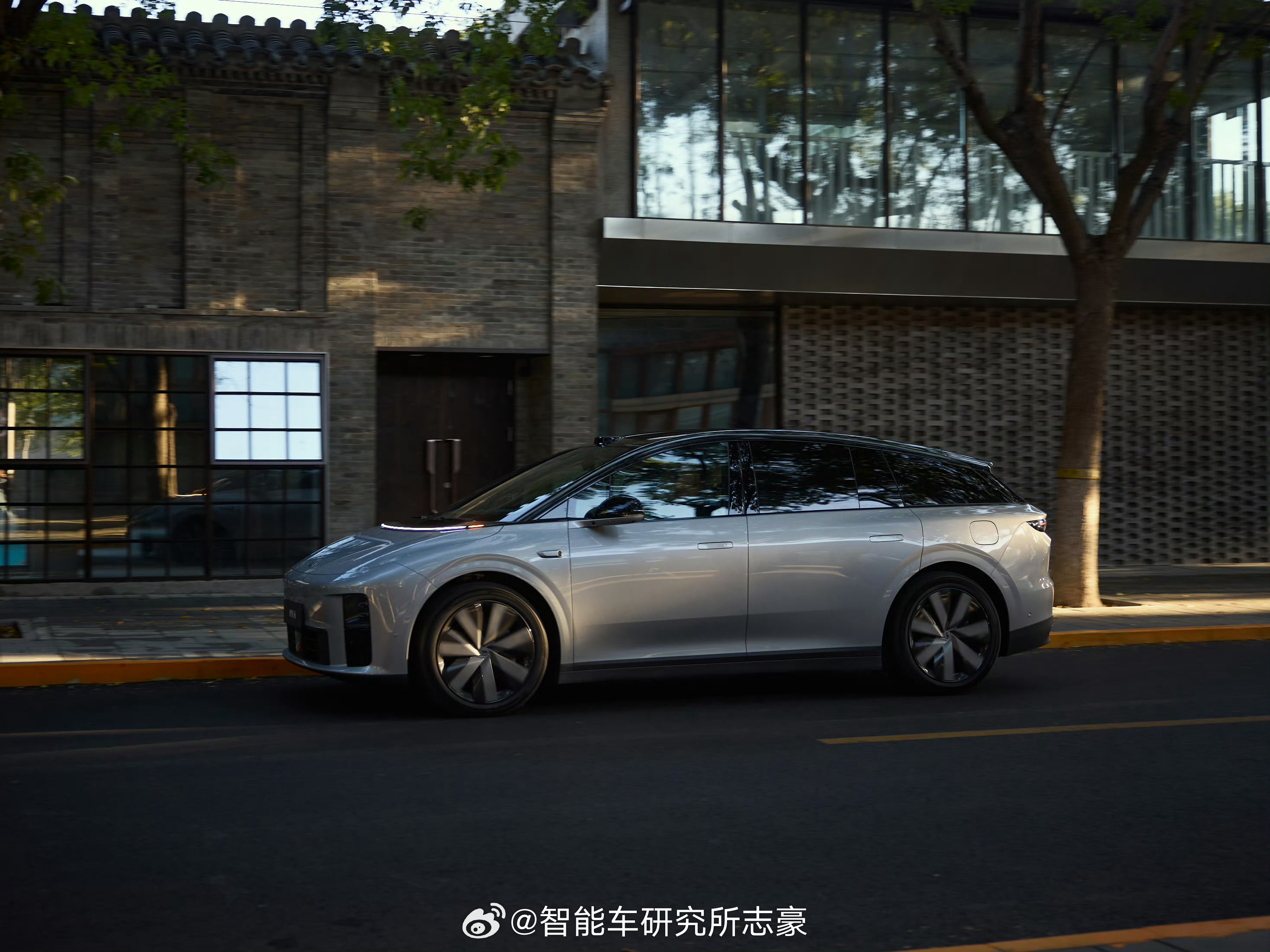 理想i6长这样？不仔细看车牌我都以为是i8。挺好的，这就是让很多非6座（独立4座