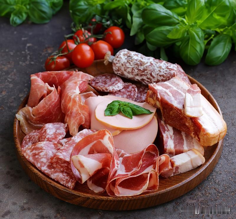 冠心病患者吃肉：2种尽量忌口，3种可常吃，护血管补营养

2种肉尽量少吃：
①加