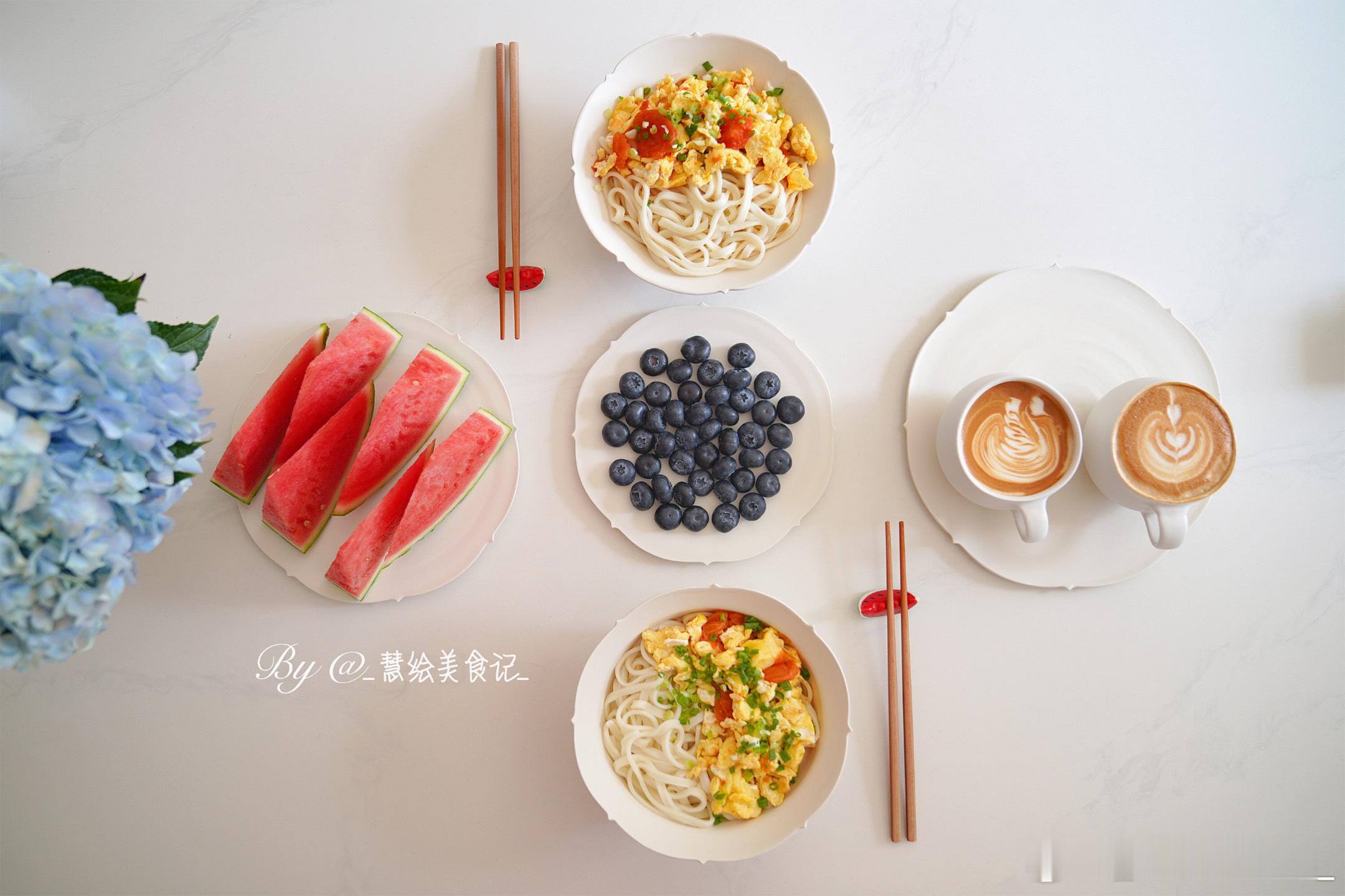 周三早餐[鲜花]西红柿鸡蛋打卤面，拿铁咖啡，西瓜，蓝莓~夏天喜欢打卤面，煮好的面