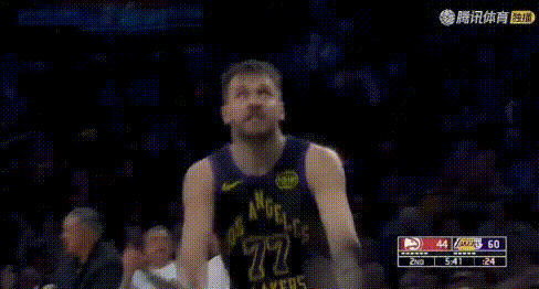挂框庆祝——东契奇4分钟4三分造21比2！詹姆斯上场：咋领先20分了？
2节初詹