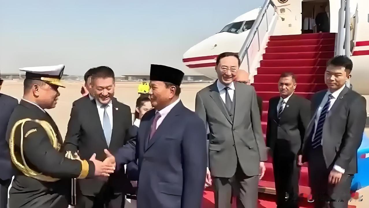 并未缺席，印尼总统普拉博沃今天凌晨抵京……

印尼总统普拉博沃因印尼国内事务缺席
