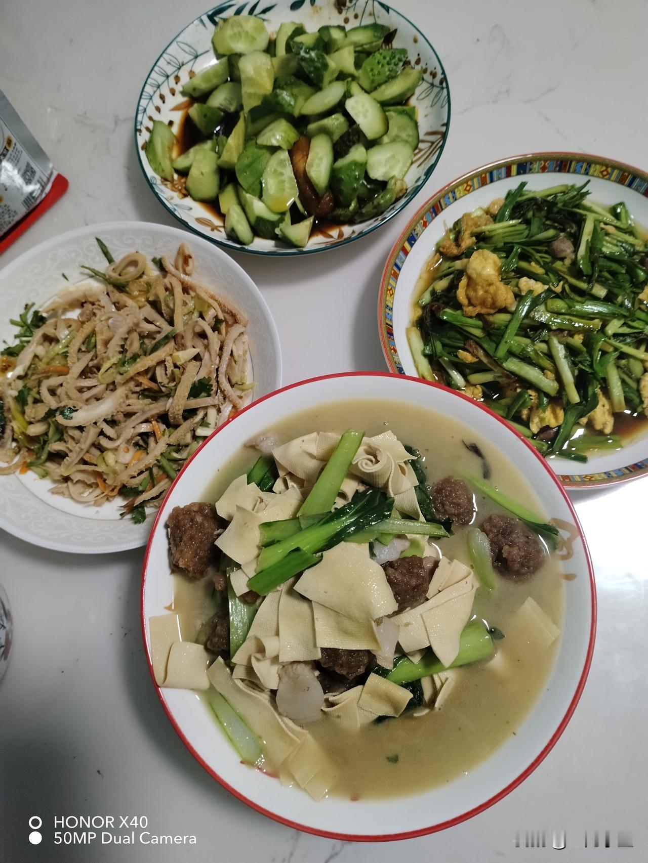 最近过得很节俭，每天的花费就是卖苹果得来的零花钱。那天花5元钱买的蒜苗，10块钱