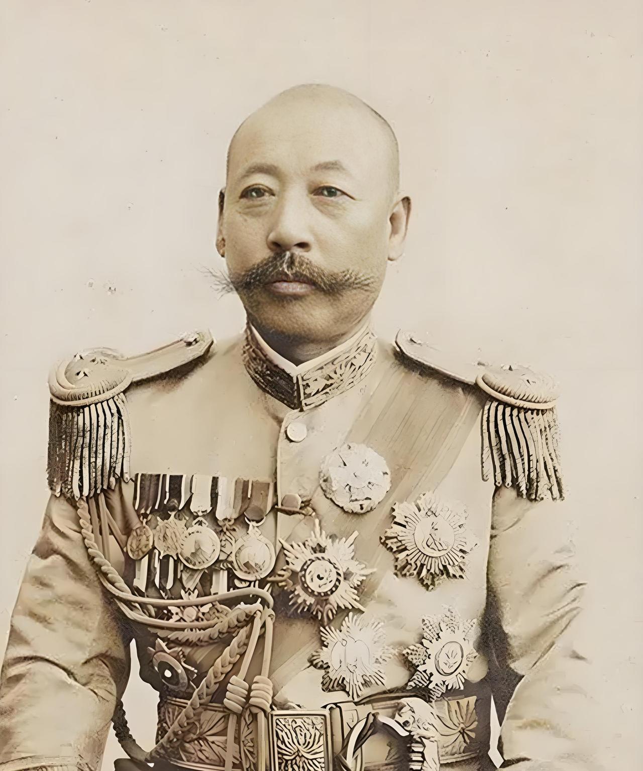 曹锟贿选
     曹锟是北洋军阀将领中的憨包，投军前在保定府当闲人，人称曹三傻