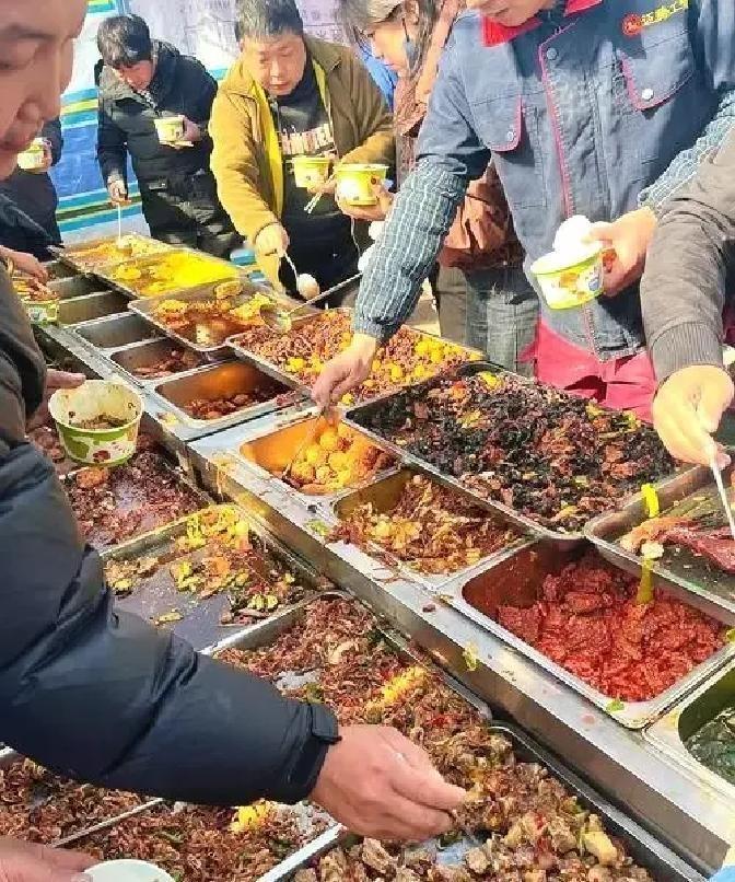 杭州一对夫妻在园区门口卖盒饭，10到20块一份，20年攒下两套房。
网传他们每天