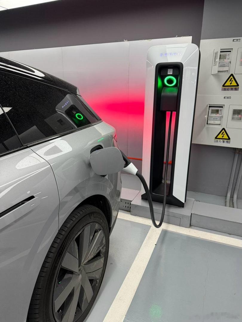 去极氪超充站给理想 i6 充电一饭两吃恰两家现在天气热起来了我这个四驱i6能耗1