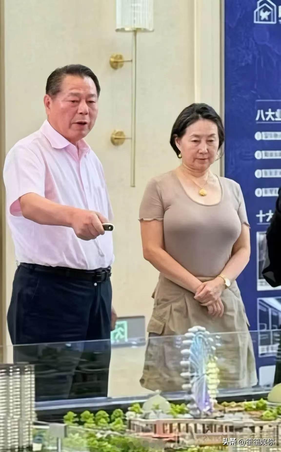 有人说，
何超琼其实保养得不好，衰老速度相对明显，混血基因确实是其中一个因素，
