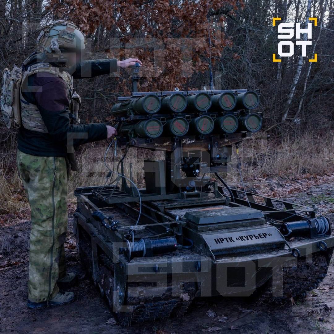 俄军“信使”无人作战平台配备十联装RPO-A “大黄蜂”云爆火箭筒，，部署在苏梅