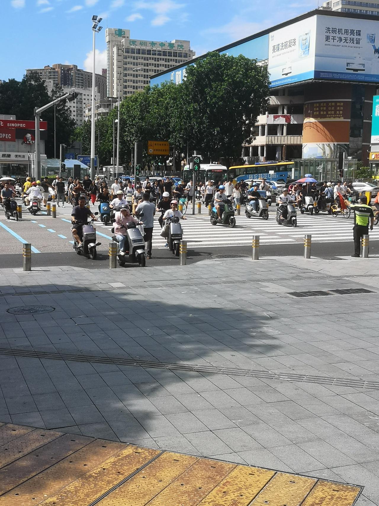 大家发现没有，现在的城市街道马路两旁，人行道上很少看见步行的人了，都是骑电动自行