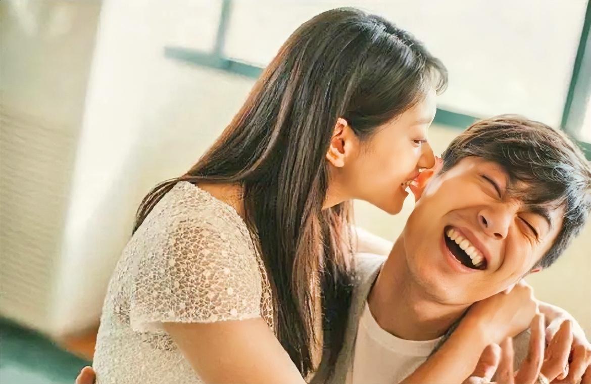 到底什么是夫妻？这8句话我感觉就能说透。

夫妻就是，早上一起爬起来你熬粥我煎蛋