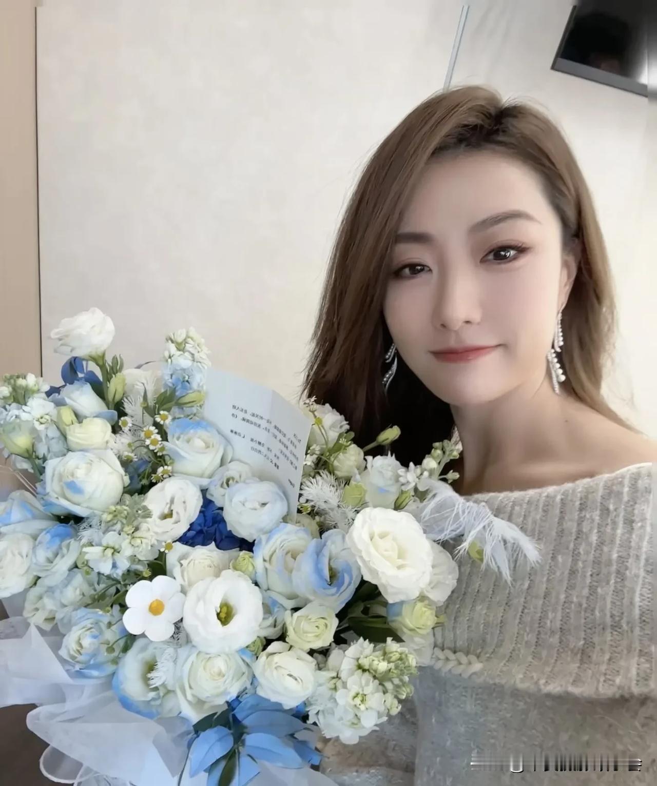 收到鲜花 开心😁鲜花 头一回收到礼物 刚拍的鲜花 头一回收到花 刚收到的鲜花 