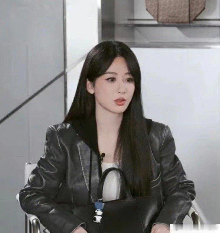 杨紫生图和精修差别最大的就是那法令纹了吧？ ​​​