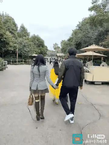 3月29日，伊能静和秦昊带着女儿小米粒逛迪士尼。她这套衣服是不是小了点啊，背后看