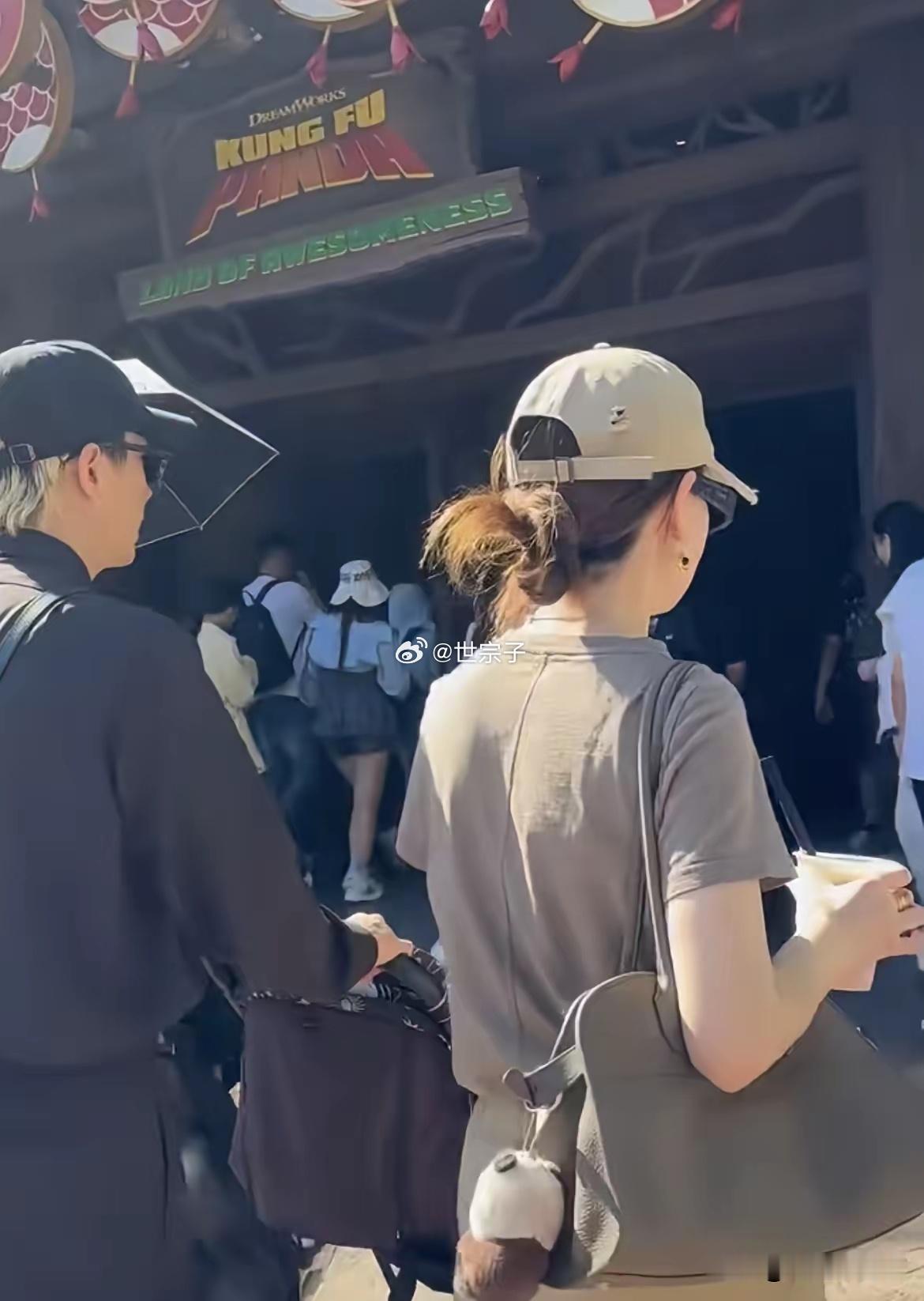 戚薇李承铉在环球被偶遇戚薇一身休闲打扮真是又白又美戚薇李承铉女儿11岁近照