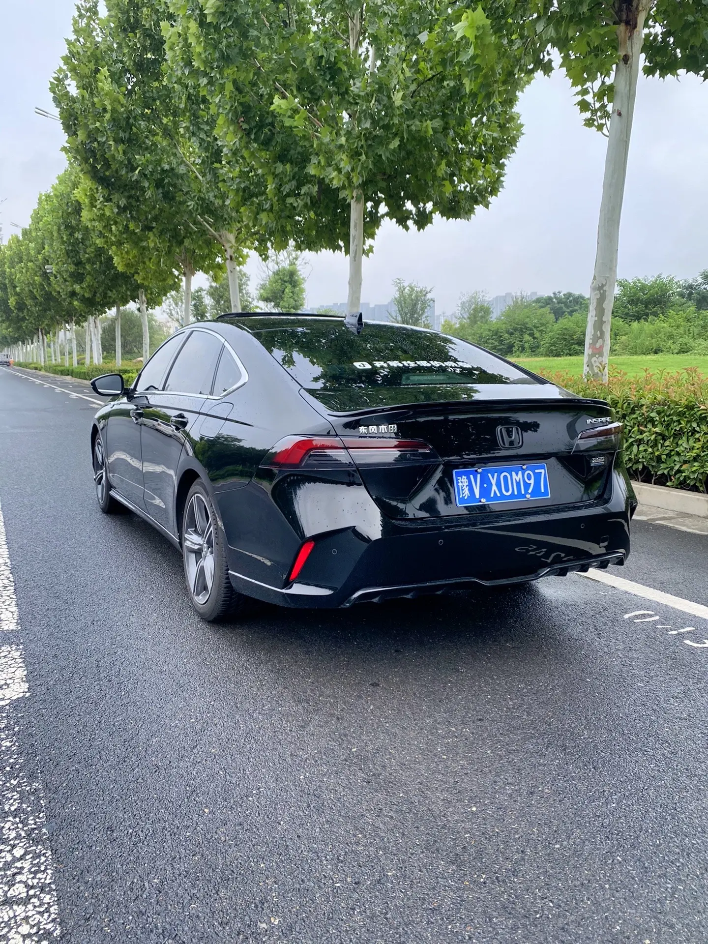 不得不说 这一代英仕派颜值这一块在同级别内没有对手 素车就非常帅了
