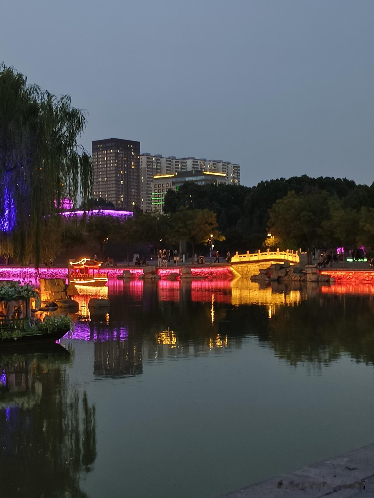 夜幕下的城市河景，灯火辉煌，美不胜收！