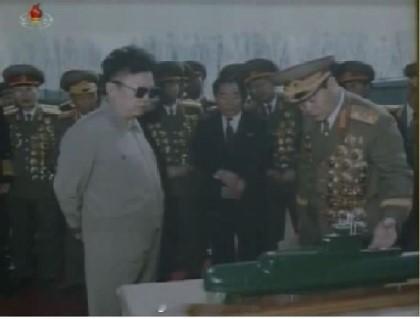 🇰🇵疑似巡航导弹潜艇1995/4，劳动组二代目视察时展示的方案模型艇本体似乎