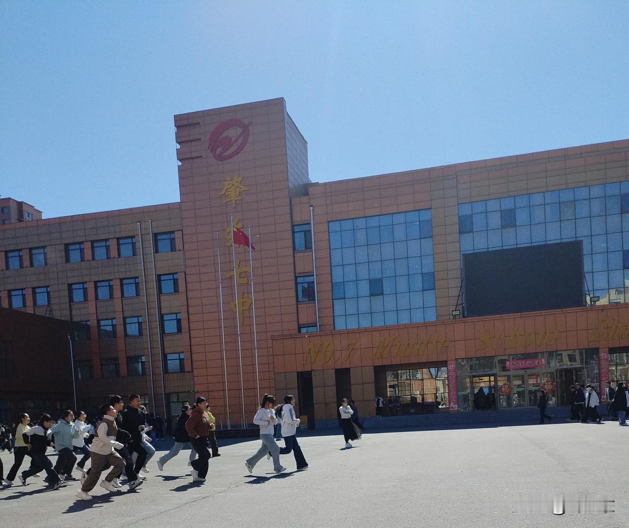 大学生回炉读技校，即是学历贬值，又是理性选择，同时也是国家资源、社会资源和个人资