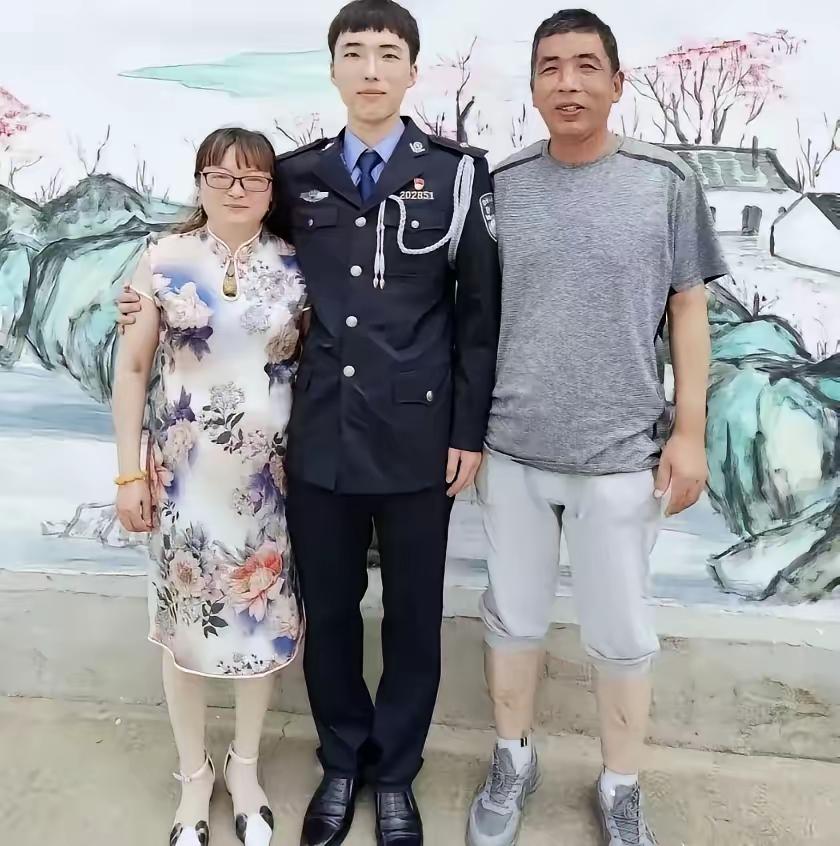 江苏一女子，儿子因公牺牲，她伤心欲绝，每天以泪洗面，2022年一天，她在商场，突