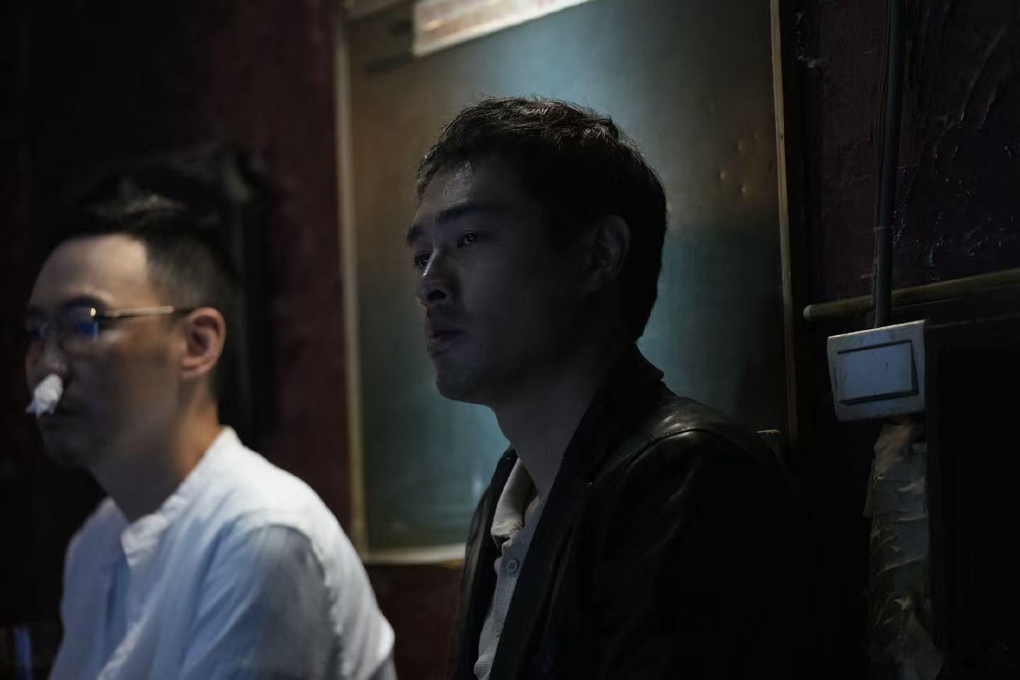 杨祐宁的演技藏在细微之处，一个抬眼或是沉默的停顿，就能带出吴培祖藏在心底的过往与