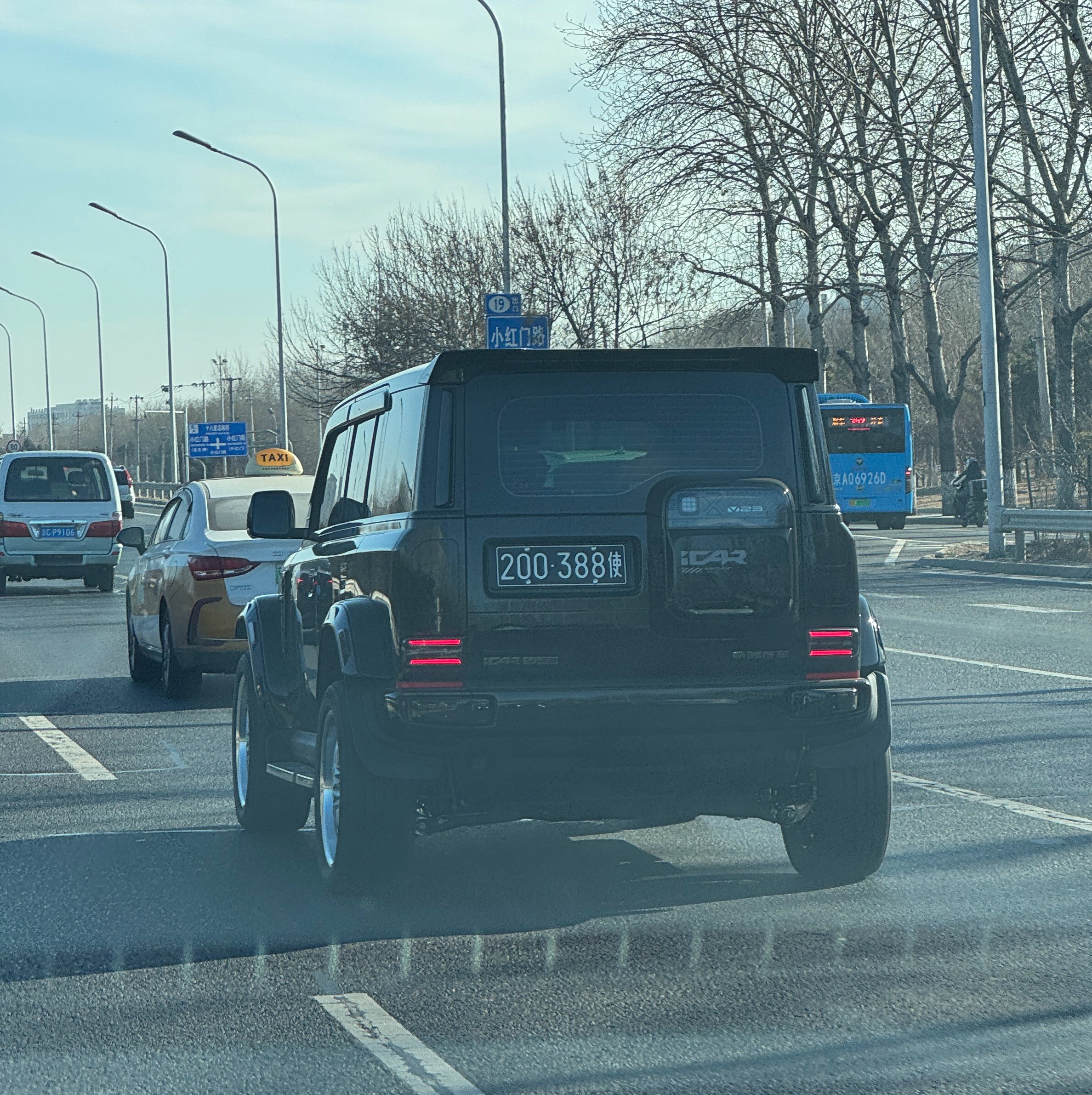 沙特大使馆的iCar V23中东壕们也喜欢纯电方盒子？在老家开大G在北京开小G 