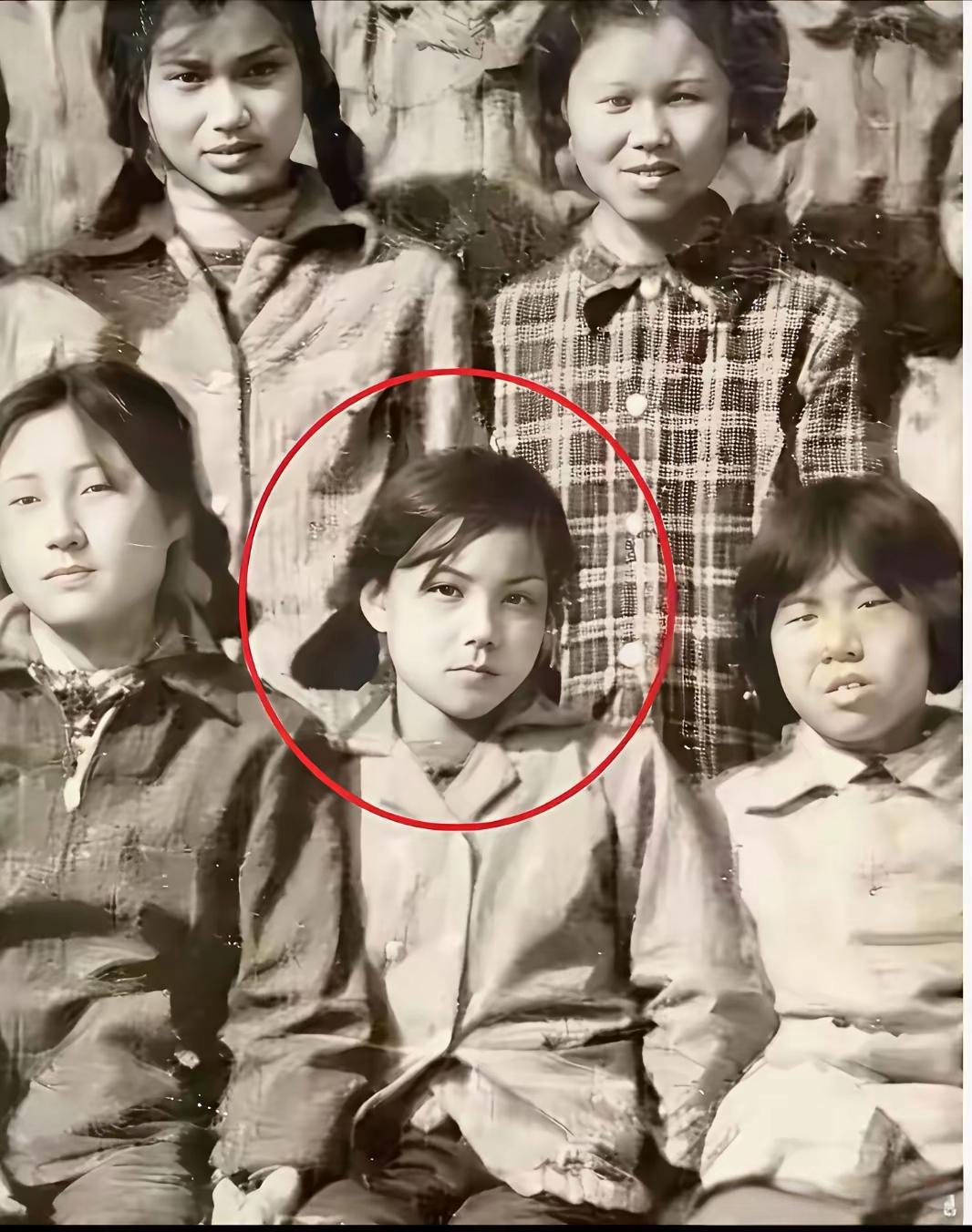 她是华语乐坛极具影响力的天后级歌手，以独特的嗓音和前卫的音乐风格著称，演唱过《红