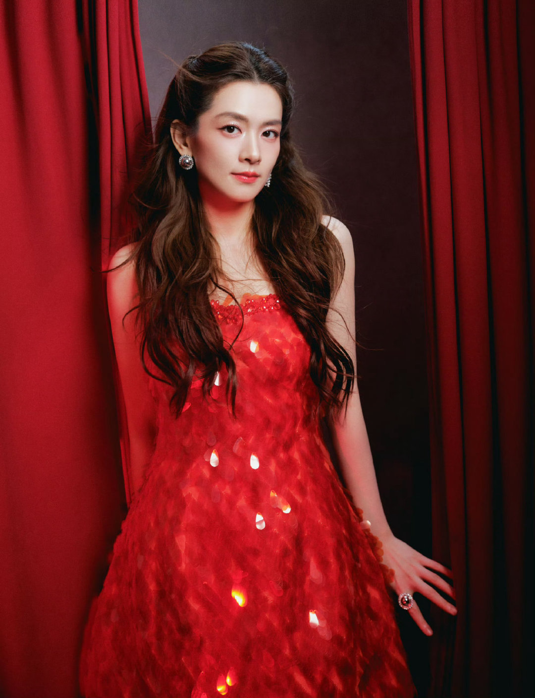 陈昊宇｜湖南卫视春晚造型出图，上身XIAOLI亮片红裙，搭配长卷发，简直就是妈妈