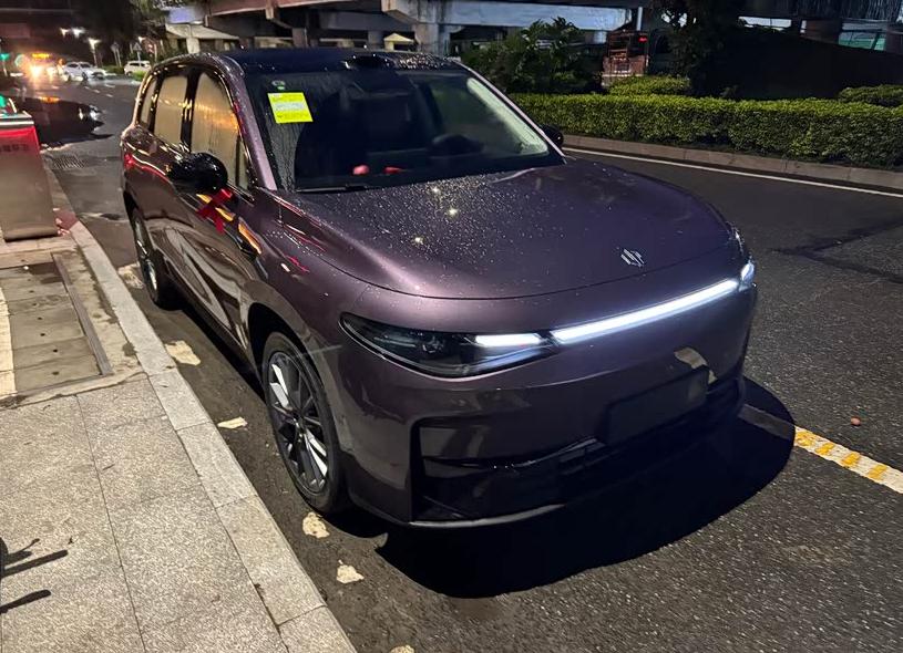 26款零跑C10值得上顶配吗？
 
我看群里经常有小伙伴咋讨论，买车买低配还是高