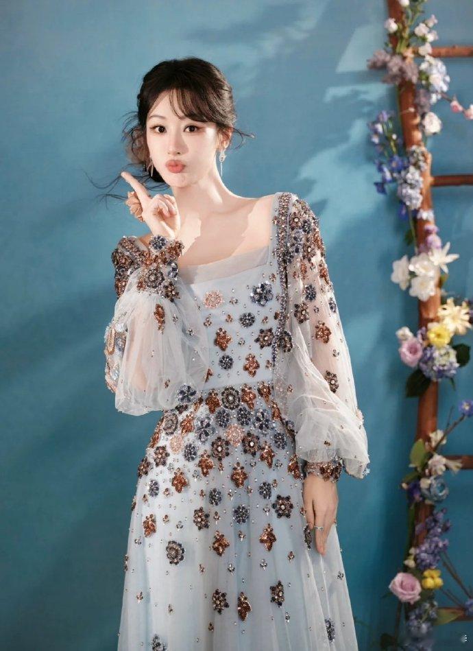 杨紫4月26日出席杭州某品牌活动，虽未公开，但现场氛围热烈，其造型亮眼，引发众多